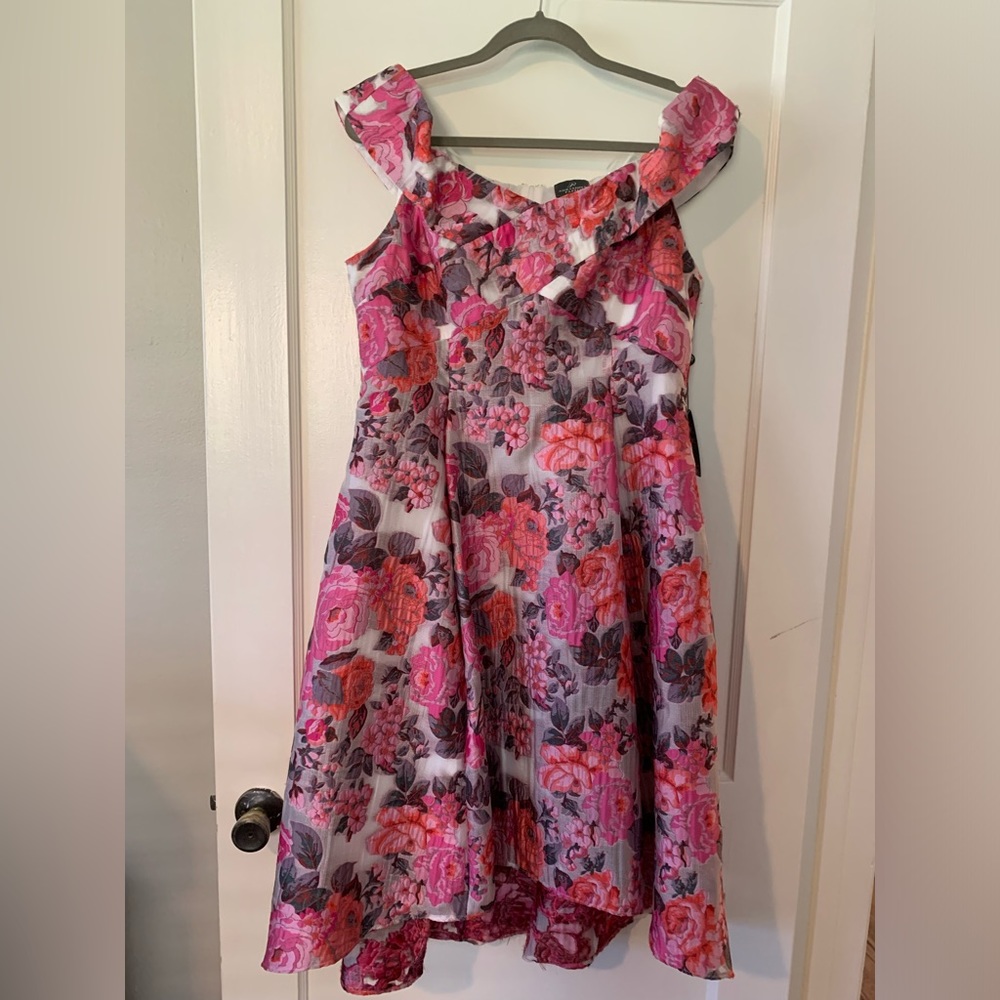 Adrianna Papell Women’s floral brocade dress. Size 14. NWT. It has pockets!